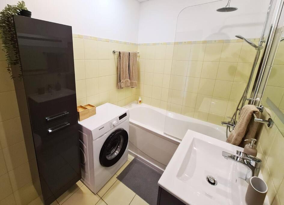 Stylish Apartment With Parking & Spacious Balcony リガ エクステリア 写真