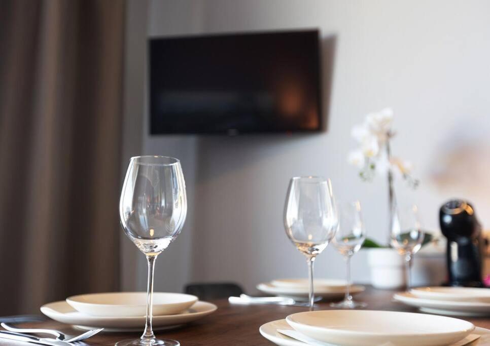 Stylish Apartment With Parking & Spacious Balcony リガ エクステリア 写真